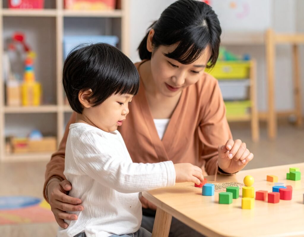 "معلمة مونتيسوري تساعد طفلاً في تصنيف الملامس الناعمة والخشنة"